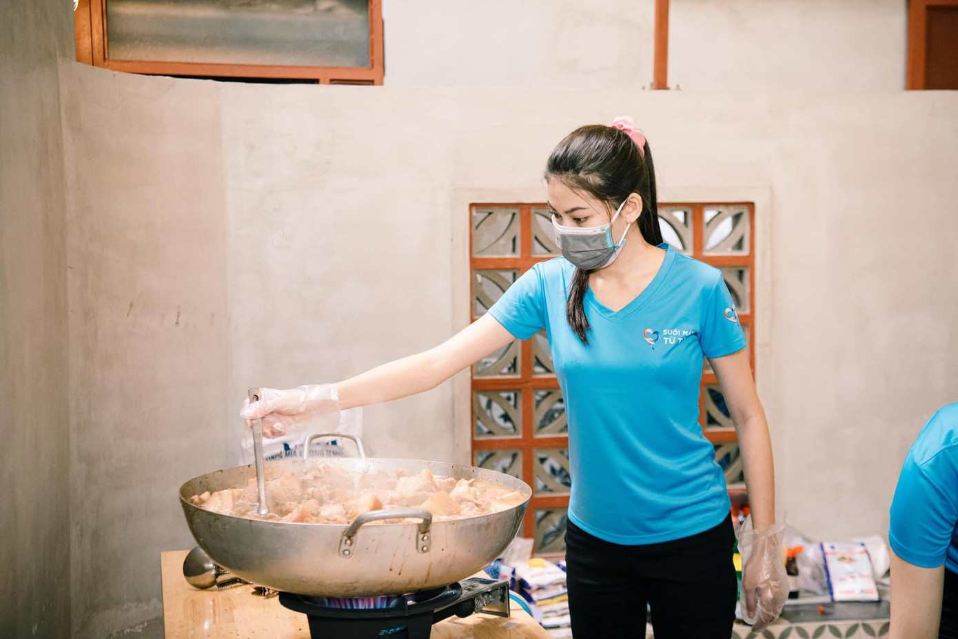 Hình ảnh Ngọc Thảo trong căn bếp từ thiện chiếm trọn cảm tình của người hâm mộ.