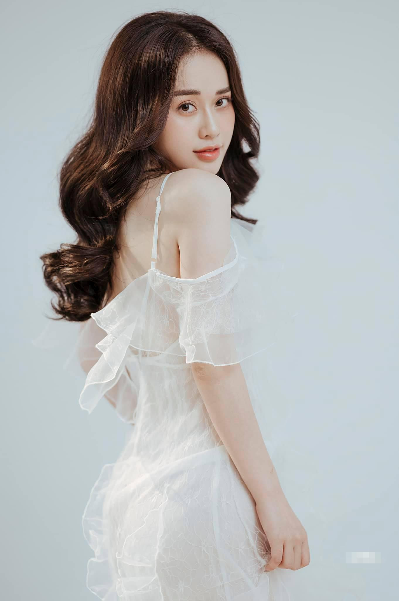 MC Ngô Mai Phương gắn liền với chương trình “Bữa trưa vui vẻ”. Cô nàng từng gây “sốt” khi đăng kí dự thi Hoa hậu Việt Nam 2020 nhưng quyết định rút lui ở phút chót.