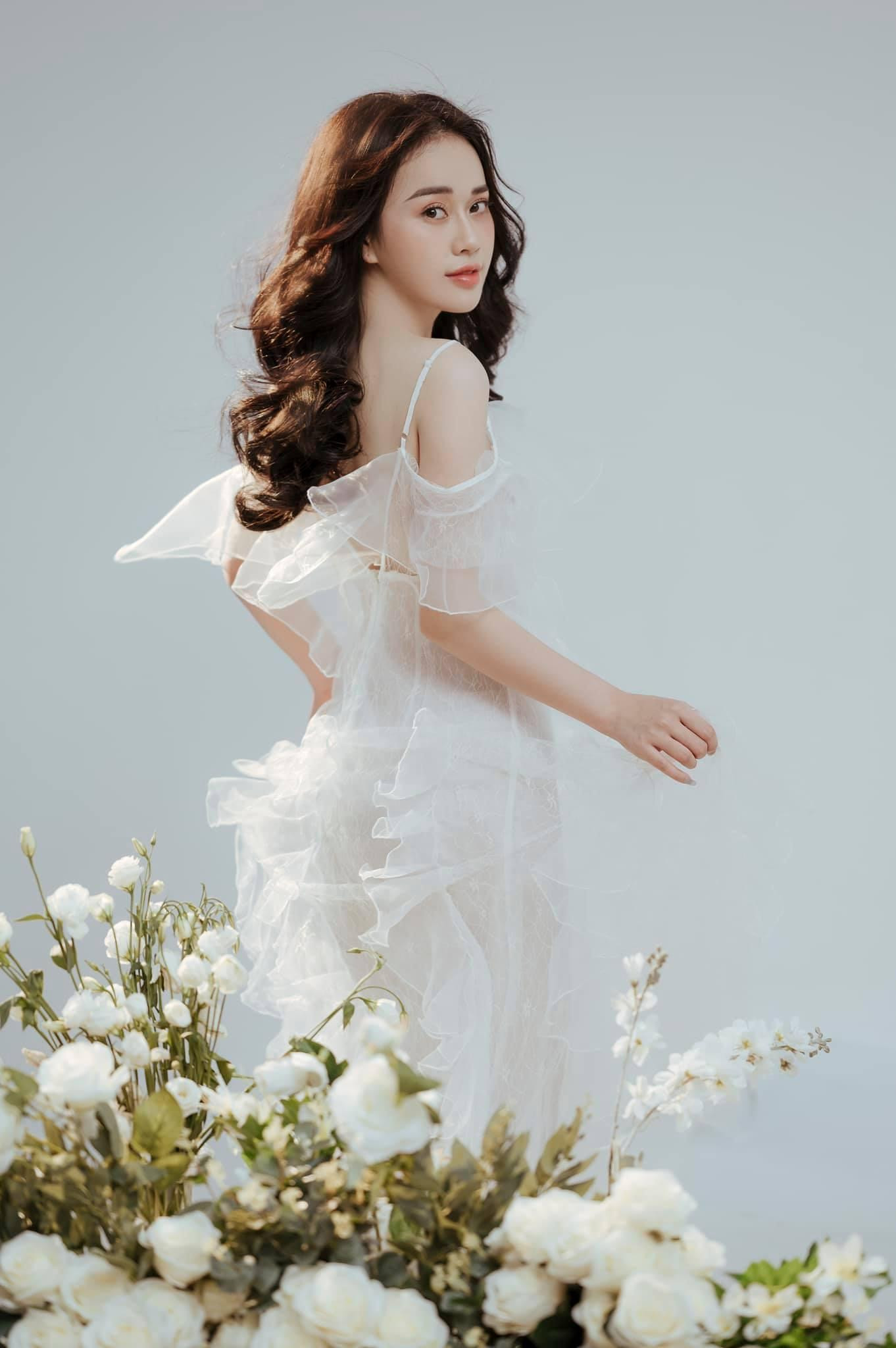 Ngô Mai Phương sinh năm 1997, quê Hải Phòng. Mai Phương hiện đang là MC chương trình “Bữa trưa vui vẻ” (VTV6). Cô từng giành vị trí Á khôi 1 cuộc thi Hoa khôi sinh viên khi còn đang theo học tại Đại học Khoa học xã hội và Nhân văn.