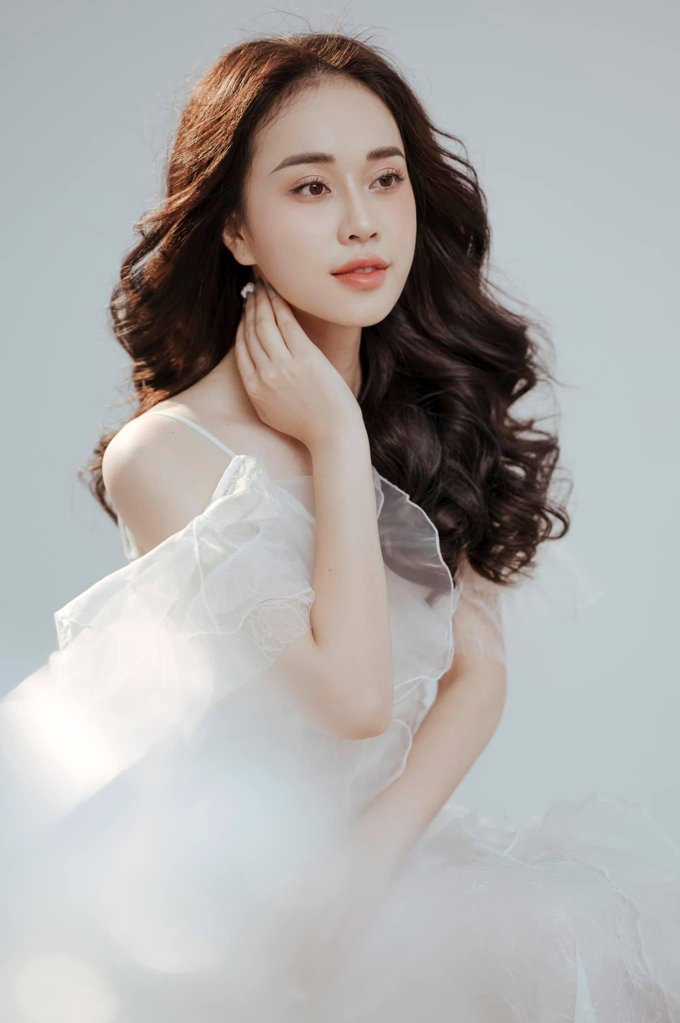 MC Ngô Mai Phương gắn liền với chương trình “Bữa trưa vui vẻ”. Cô nàng từng gây “sốt” khi đăng kí dự thi Hoa hậu Việt Nam 2020 nhưng quyết định rút lui ở phút chót.