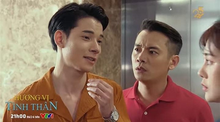 Việt Bắc (giữa) trong phim "Hương vị tình thân"