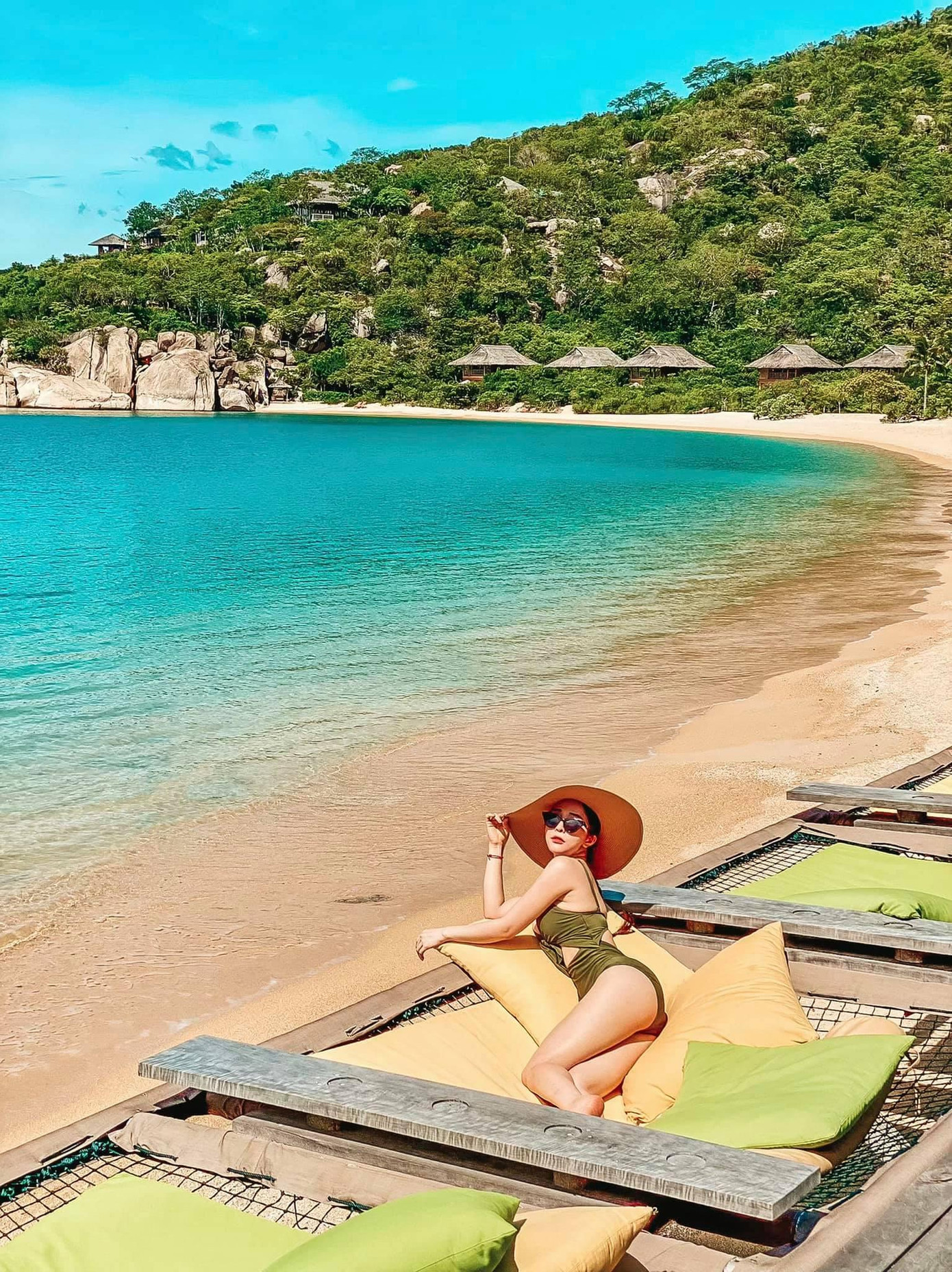 Trong chế độ dinh dưỡng, Quỳnh Nga luôn cố gắng hạn chế đồ ngọt. Theo nữ diễn viên, cơ thể phụ nữ khi qua tuổi 30 rất dễ mất cơ và bị chảy nên việc ăn uống lành mạnh lẫn tập thể dục là điều cần thiết.