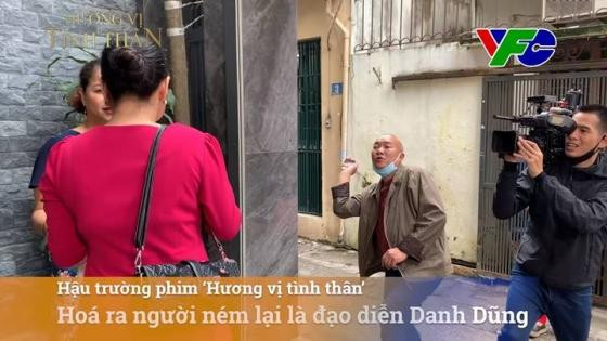 Đạo diễn Danh Dũng hỗ trợ diễn viên Tú Oanh thực hiện cảnh ném mắm tôm.