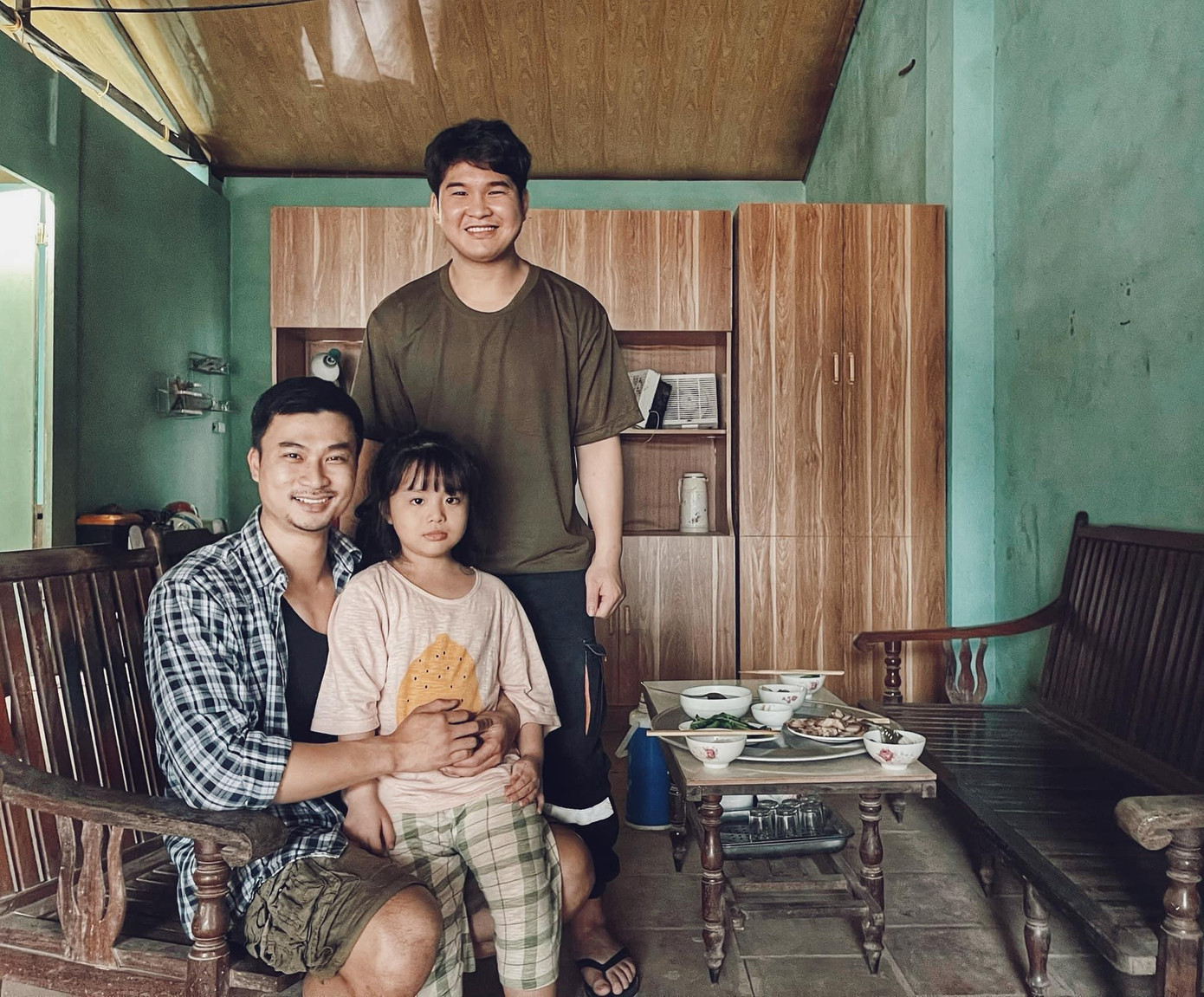 Đức Anh tròn vai với nhân vật Núi bên cạnh Đồng (Duy Hưng) và bé Ngân (Phụng Nghi).