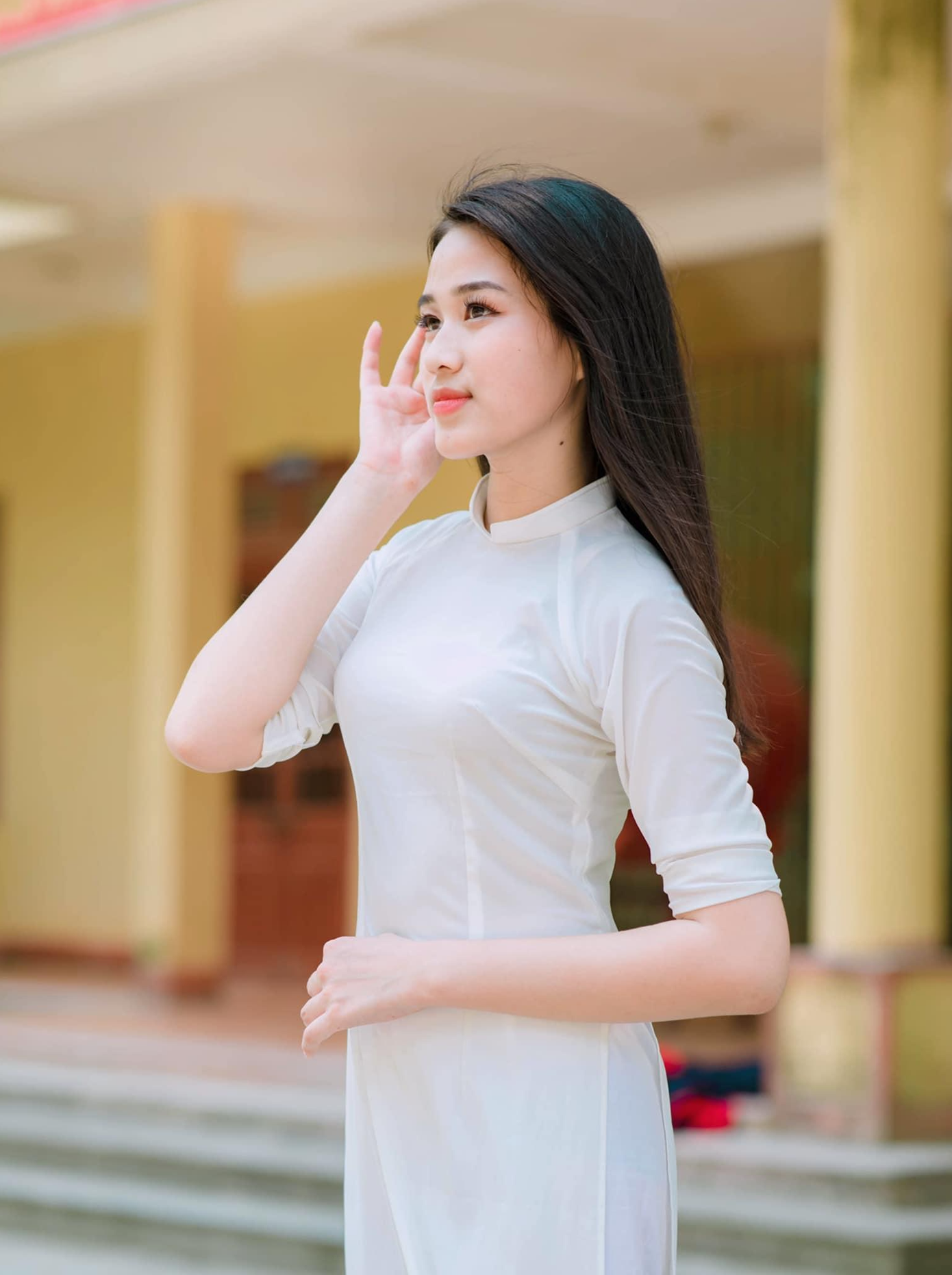 Đêm 6/7, Hoa hậu Đỗ Thị Hà chia sẻ loạt ảnh thời THPT kèm những lời động viên, nhắn nhủ các sĩ tử trước kì thi quan trọng. Cô viết: “Chắc giờ các sĩ tử của chúng ta đang rất hồi hộp rồi nhỉ! Buổi tối trước ngày mình thi THPT quốc gia mình còn chẳng ngủ được, hồi hộp như đêm trước chung kết Hoa hậu Việt Nam vậy đó, nói chung là cảm xúc khó tả lắm. Mong ngóng một cái gì đó, nhưng cũng lo lắng một cái gì đó, rất nhiều cảm xúc! Tuổi 18 đẹp lắm, thế nên kì thi này càng trở nên quan trọng, mình xem nó như một bài kiểm tra quyết định số phận, tương lai của mình vậy. Mình từng nghĩ nếu mình trượt Đại học chắc mình sẽ có 1 suất ở quê làm ruộng và lấy chồng. Nói thế thôi chứ mọi người không nên áp lực quá nha, giờ phút này hãy để bản thân thật sự thoải mái, hãy ăn uống lành mạnh và giữ tinh thần thật vui vẻ để tránh tình trạng quên đi những kiến thức mình từng cày ngày đêm nhé. Chúc 2003 thi tốt. Fighting!”. Đêm 6/7, Hoa hậu Đỗ Thị Hà chia sẻ loạt ảnh thời THPT kèm những lời động viên, nhắn nhủ các sĩ tử trước kì thi quan trọng. Cô viết: “Chắc giờ các sĩ tử của chúng ta đang rất hồi hộp rồi nhỉ! Buổi tối trước ngày mình thi THPT quốc gia mình còn chẳng ngủ được, hồi hộp như đêm trước chung kết Hoa hậu Việt Nam vậy đó, nói chung là cảm xúc khó tả lắm. Mong ngóng một cái gì đó, nhưng cũng lo lắng một cái gì đó, rất nhiều cảm xúc! Tuổi 18 đẹp lắm, thế nên kì thi này càng trở nên quan trọng, mình xem nó như một bài kiểm tra quyết định số phận, tương lai của mình vậy. Mình từng nghĩ nếu mình trượt Đại học chắc mình sẽ có 1 suất ở quê làm ruộng và lấy chồng. Nói thế thôi chứ mọi người không nên áp lực quá nha, giờ phút này hãy để bản thân thật sự thoải mái, hãy ăn uống lành mạnh và giữ tinh thần thật vui vẻ để tránh tình trạng quên đi những kiến thức mình từng cày ngày đêm nhé. Chúc 2003 thi tốt. Fighting!”.