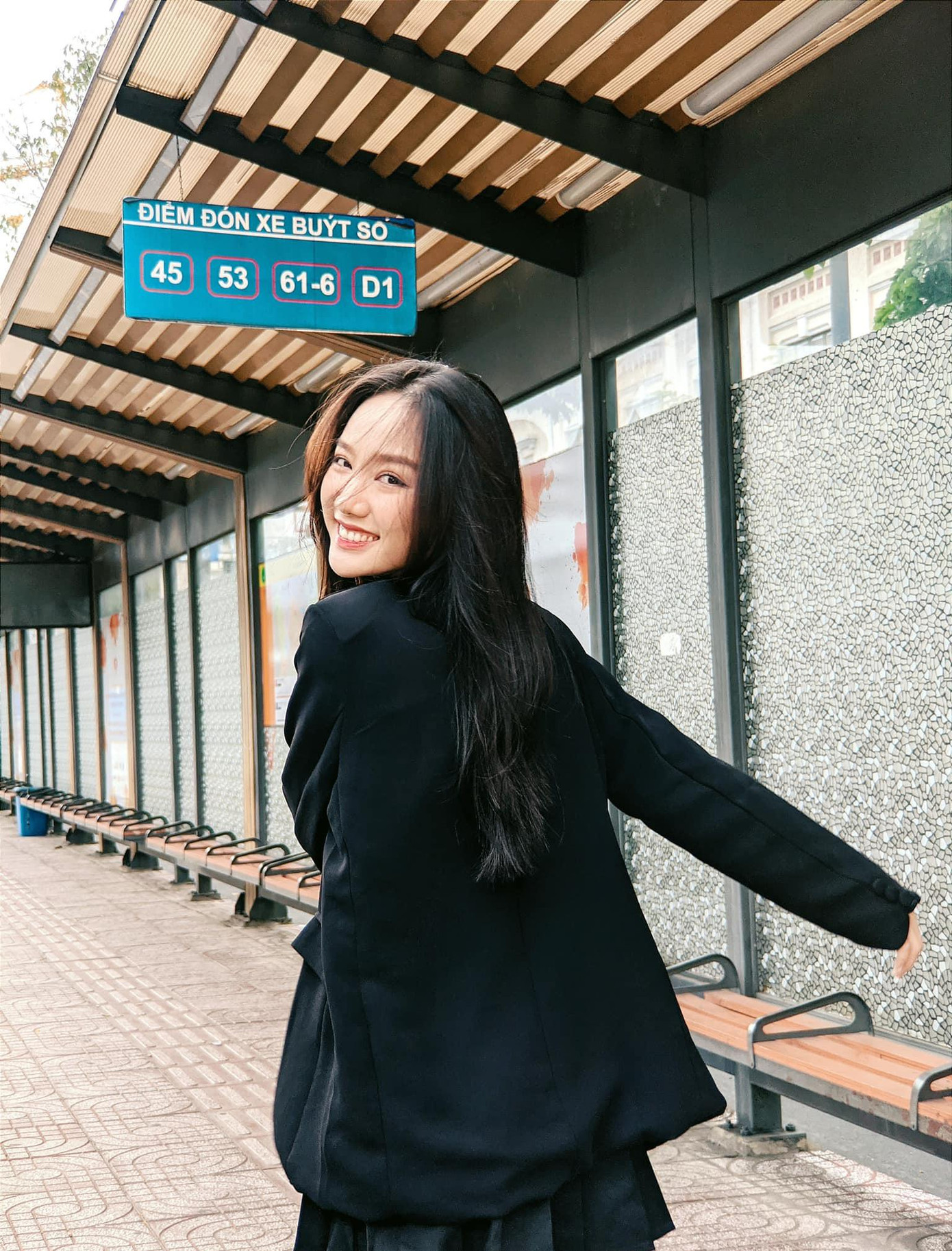 “Cuộc sống và công việc của Tuyết bị ảnh hưởng nhiều vì dịch bệnh nên không thể đóng phim cũng như đóng quảng cáo… Tuy nhiên, sự an toàn của cộng đồng và đẩy lùi dịch bệnh là ưu tiên hàng đầu. Cũng trong thời gian này, Tuyết học thêm được nhiều và tranh thủ nghiên cứu, đọc kịch bản kĩ lưỡng hơn. Hi vọng, dịch bệnh sớm được ngăn chặn để mọi người trở lại cuộc sống thường ngày”- Tuyết Nguyễn thổ lộ. “Cuộc sống và công việc của Tuyết bị ảnh hưởng nhiều vì dịch bệnh nên không thể đóng phim cũng như đóng quảng cáo… Tuy nhiên, sự an toàn của cộng đồng và đẩy lùi dịch bệnh là ưu tiên hàng đầu. Cũng trong thời gian này, Tuyết học thêm được nhiều và tranh thủ nghiên cứu, đọc kịch bản kĩ lưỡng hơn. Hi vọng, dịch bệnh sớm được ngăn chặn để mọi người trở lại cuộc sống thường ngày”- Tuyết Nguyễn thổ lộ.