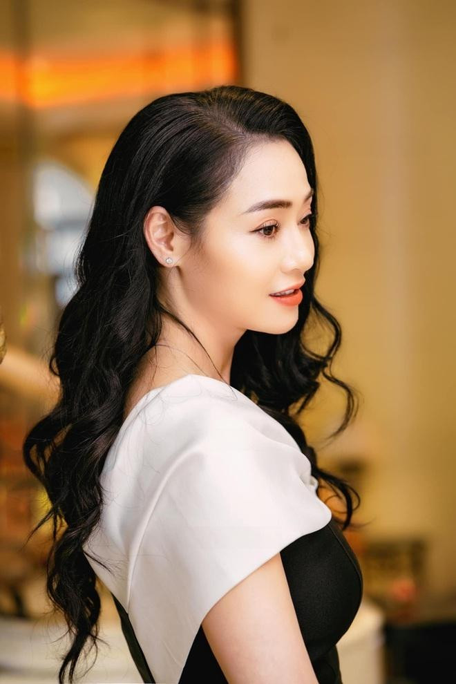 Nhan sắc xinh đẹp của diễn viên Quách Thu Phương ở tuổi ngoài 40. Dù là trên phim hay ở ngoài đời, diễn viên Quách Thu Phương vẫn vô cùng xinh đẹp, trẻ trung.