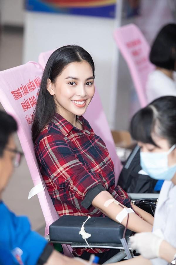 Đây không phải lần đầu Hoa hậu Tiểu Vy lộ ảnh mặt mộc. Trước đó, khi tham gia các hoạt động thiện nguyện hoặc ảnh chụp ở nhà, nàng hậu đều khoe vẻ đẹp tự nhiên của mình.