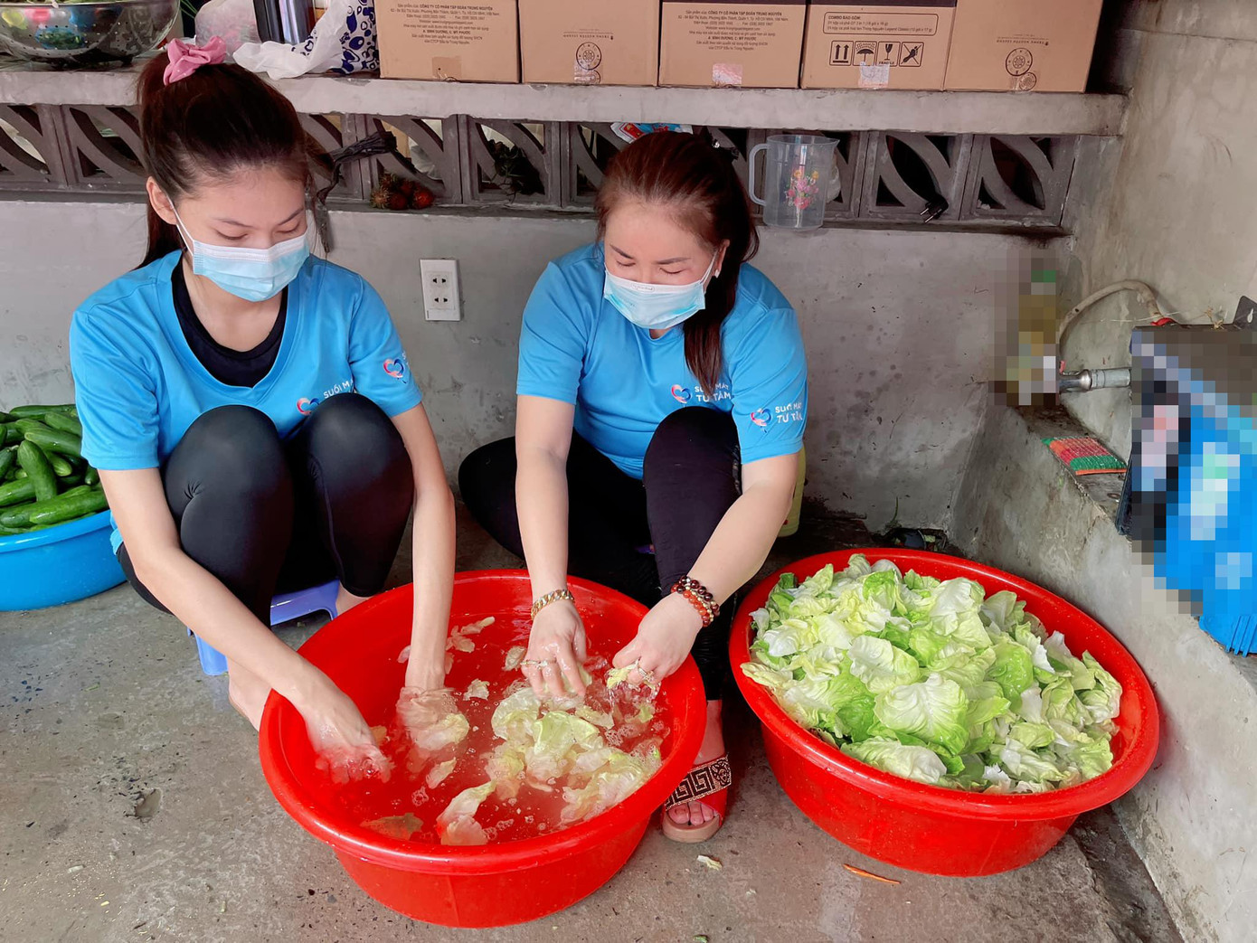 Cô cùng mẹ nhiều ngày tham gia nấu cơm từ thiện.