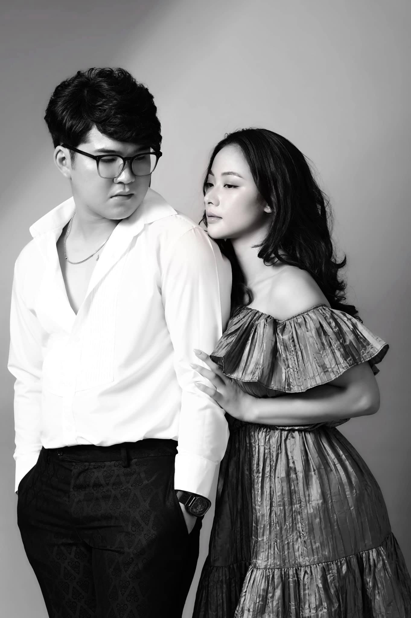 Có thể thấy, khác với vẻ quê mùa thường thấy trên phim, Hoa như lột xác khi mặc gợi cảm và trang điểm cầu kì. Trong khi đó, anh chàng Núi hiền lành, cục mịch bỗng hoá hotboy lạnh lùng.