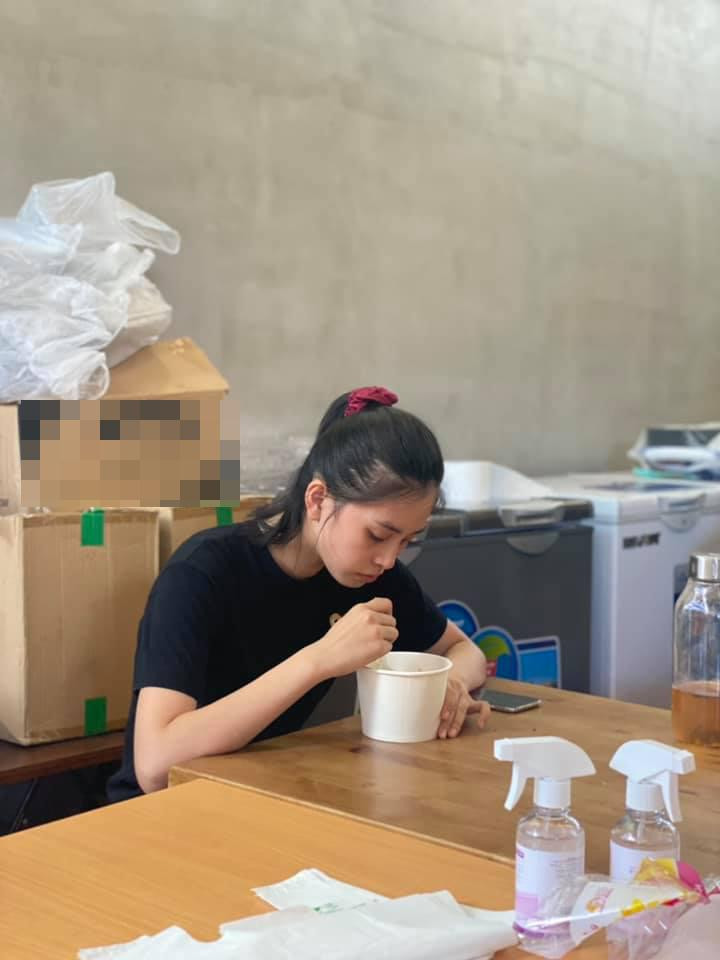 Mới đây, hình ảnh Hoa hậu Trần Tiểu Vy ngồi ăn mì ở một góc bếp từ thiện thu hút sự quan tâm của người hâm mộ. Theo đó, nhiều người dành lời khen ngợi nhan sắc ngọt ngào của nàng hậu.