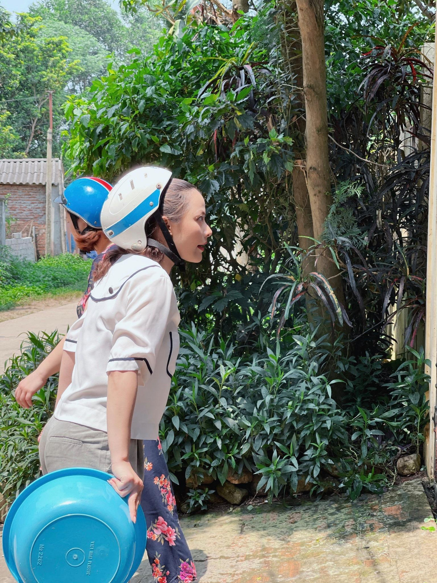 Màn hắt nước của Hoa lên người Tuyết khiến nhiều khán giả thích thú, hả hê. Màn hắt nước của Hoa lên người Tuyết khiến nhiều khán giả thích thú, hả hê.