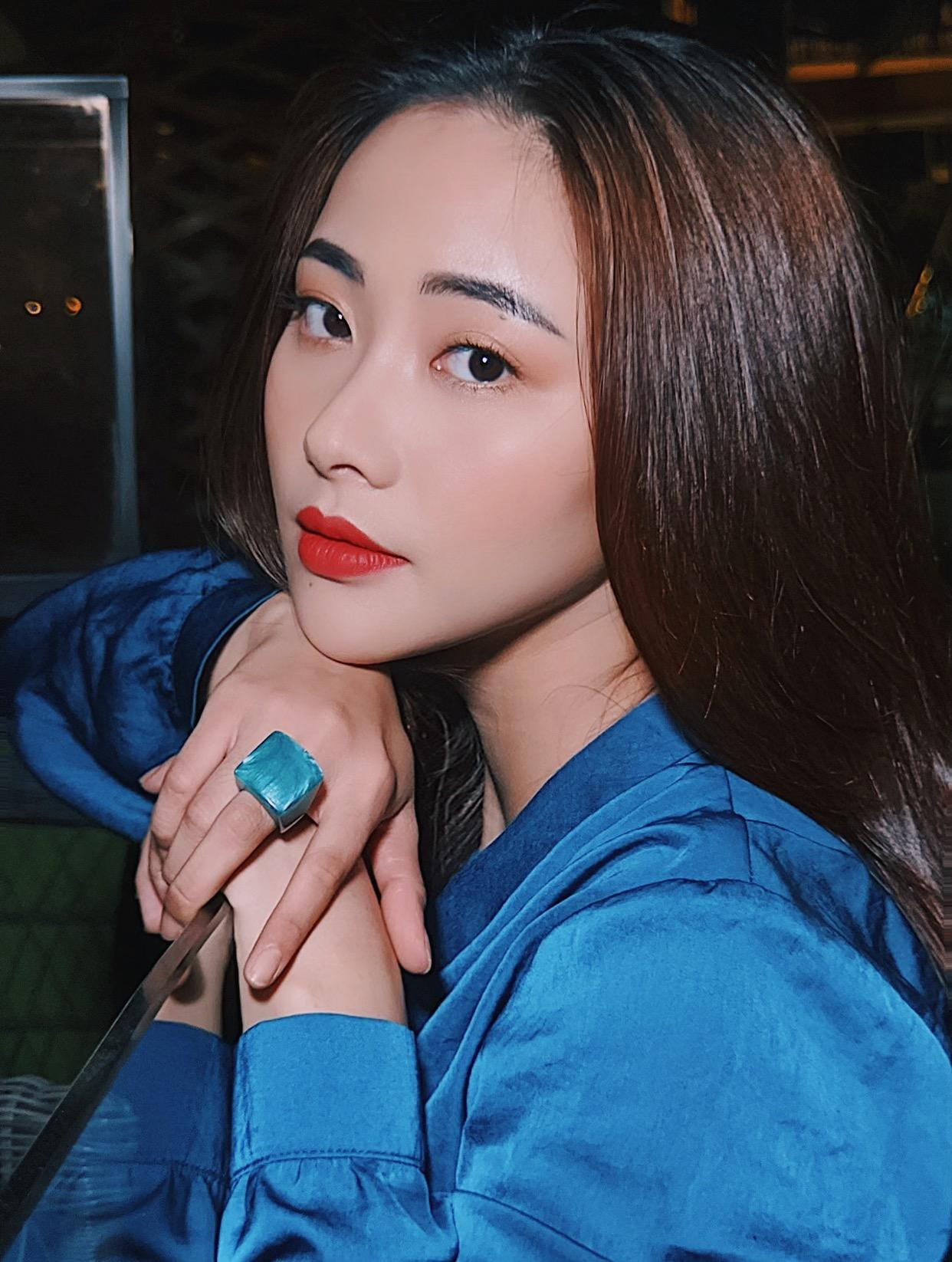 Huyền Thạch tên đầy đủ là Thạch Thu Huyền. Huyền Thạch không phải gương mặt xa lạ với khán giả bởi cô từng tham gia nhiều phim truyền hình như: Khép lại quá khứ, Mối tình đầu của tôi, Chạy trốn thanh xuân, Mê cung, Hướng dương ngược nắng… Huyền Thạch tên đầy đủ là Thạch Thu Huyền. Huyền Thạch không phải gương mặt xa lạ với khán giả bởi cô từng tham gia nhiều phim truyền hình như: Khép lại quá khứ, Mối tình đầu của tôi, Chạy trốn thanh xuân, Mê cung, Hướng dương ngược nắng…