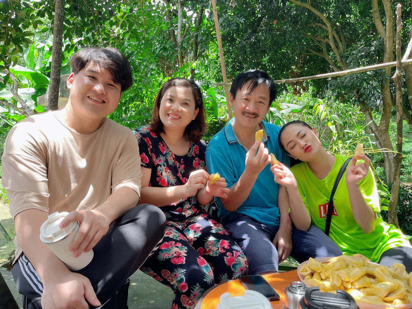 Từ trái qua: Núi (Anh Đức), bà Vải (Hồ Liên), ông Vui (Thanh Dương) và Hoa (Huyền Thạch) Từ trái qua: Núi (Anh Đức), bà Vải (Hồ Liên), ông Vui (Thanh Dương) và Hoa (Huyền Thạch)