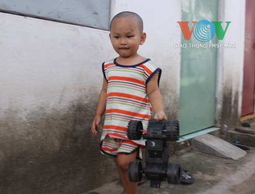 Đứa con trai của Nhờ vẫn chưa biết được rằng từ đây, bé sẽ thiếu vắng hơi ấm của mẹ. Đứa con trai của Nhờ vẫn chưa biết được rằng từ đây, bé sẽ thiếu vắng hơi ấm của mẹ