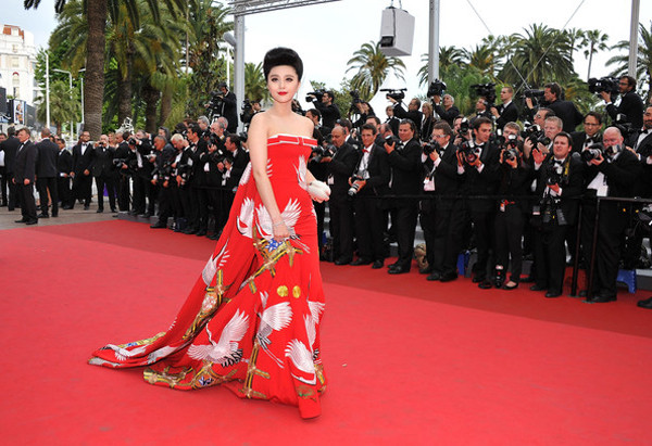 Năm nay minh tinh Trung Quốc tiếp tục được mời đến Cannes, cô lại diện một bộ váy lấy cảm hứng từ văn hóa truyền thống lâu đời của Trung Hoa