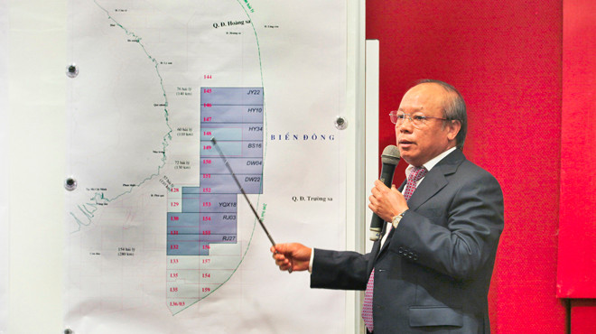 Tổng giám đốc Petrovietnam (PVN) Đỗ Văn Hậu giới thiệu các lô dầu khí mà PVN đang hợp tác với đối tác nước ngoài, nằm trong khu vực chín lô mà Tổng công ty Dầu khí hải dương Trung Quốc vừa trắng trợn mời thầu - Ảnh: Nguyễn Khánh (Tuổi Trẻ)