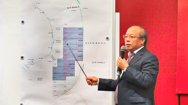 Tổng giám đốc Petrovietnam (PVN) Đỗ Văn Hậu giới thiệu các lô dầu khí mà PVN đang hợp tác với đối tác nước ngoài, nằm trong khu vực chín lô mà Tổng công ty Dầu khí hải dương Trung Quốc vừa trắng trợn mời thầu - Ảnh: Nguyễn Khánh (Tuổi Trẻ)
