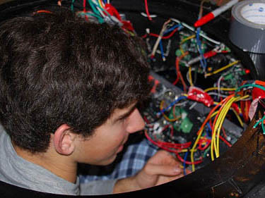 Chàng trai này đã có nhiều phát minh hữu ích.. Chàng trai này đã có nhiều phát minh hữu ích.