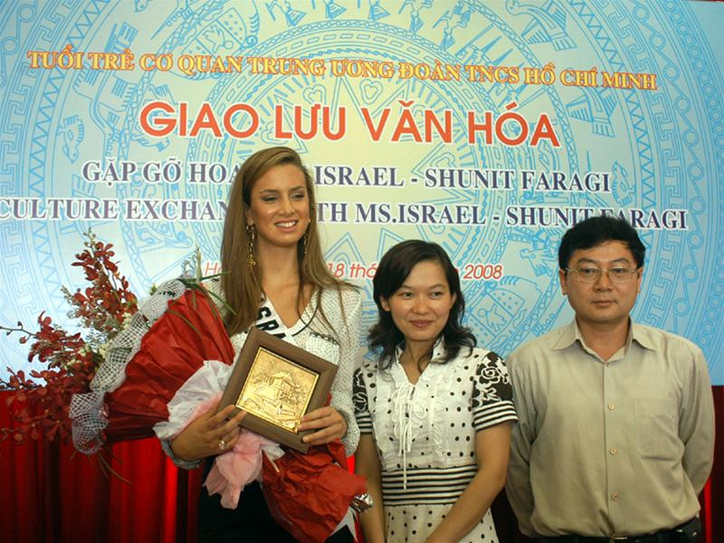 Hoa hậu Israel Shunit Faragi (trái) chụp ảnh lưu niệm cùng Phó TBT báo Tiền Phong Lê Xuân Sơn. Ảnh: Minh Đức.