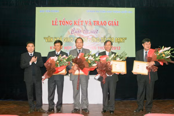 Bí thư T.Ư Đoàn TNCS Hồ Chí Minh Nguyễn Mạnh Dũng tặng b
