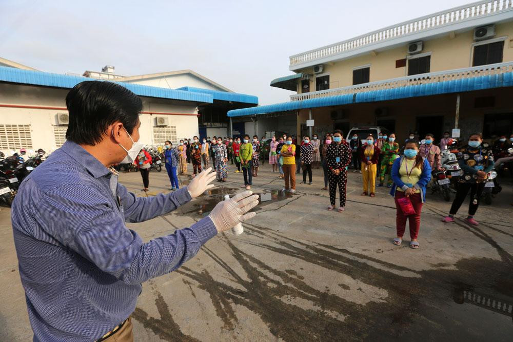 Các công nhân phải tuân thủ quy định phòng dịch nghiêm ngặt. Ảnh: Khmer Times Các công nhân phải tuân thủ quy định phòng dịch nghiêm ngặt. Ảnh: Khmer Times