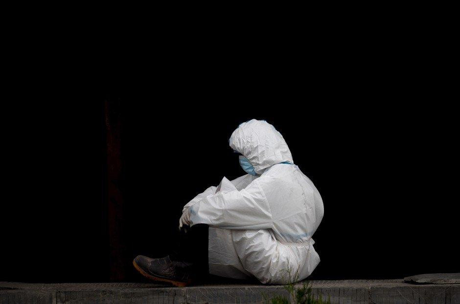 Cuộc khủng hoảng y tế ở Nepal bắt đầu nhen nhóm hồi tháng Tư, khi Thủ tướng K P Sharma Oli tuyên bố virus SARS-CoV-2 có thể bị ức chế bằng cách súc miệng nước lá ổi. Trước đó, ông Oli cũng tuyên bố người Nepal có khả năng miễn dịch cao vì ăn rất nhiều gia vị.