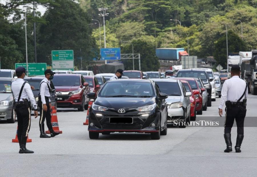 Xe hơi vẫn xếp hàng dù chính phủ khuyến cáo người dân hạn chế ra ngoài. Ảnh: NST