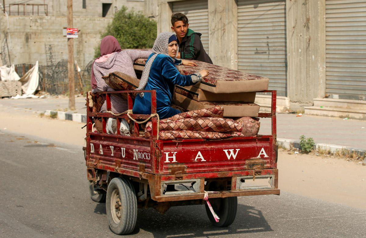Trái với sự tuyệt vọng của số đông, một số cư dân Dải Gaza cho biết họ sẽ đánh dấu ngày lễ năm nay bằng bất cứ cách nào họ có thể. Khaled Mesleh, 34 tuổi, ở thành phố Gaza, nói: “Chúng tôi sẽ ăn mừng bất chấp những vụ đánh bom. Chúng tôi sẽ kỷ niệm Eid để nói với mọi người trên khắp thế giới rằng Gaza yêu cuộc sống và trẻ em Gaza muốn mặc quần áo đẹp để mừng Eid như tất cả trẻ em Hồi giáo trên thế giới." Ảnh: Reuters