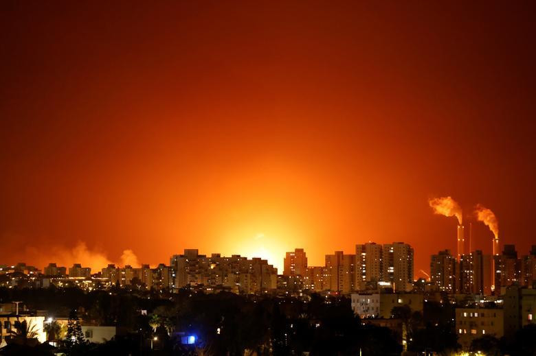 Bầu trời Ashkelon (Israel) rực sáng. Ảnh: Reuters