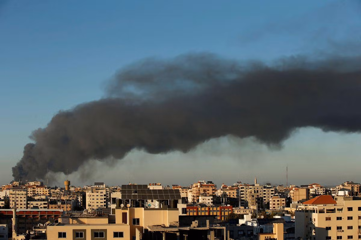 Khói bốc lên từ Dải Gaza ngày 15/5. Ảnh: Reuters Khói bốc lên từ Dải Gaza ngày 15/5. Ảnh: Reuters