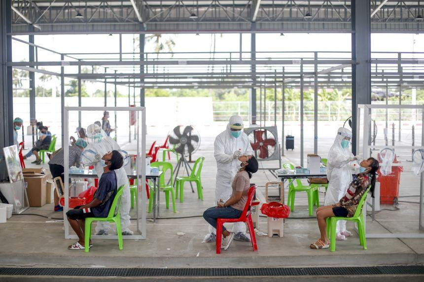 Người dân được lấy mẫu xét nghiệm ở Bangkok (Thái Lan). Ảnh: EFE-EPA Người dân được lấy mẫu xét nghiệm ở Bangkok (Thái Lan). Ảnh: EFE-EPA