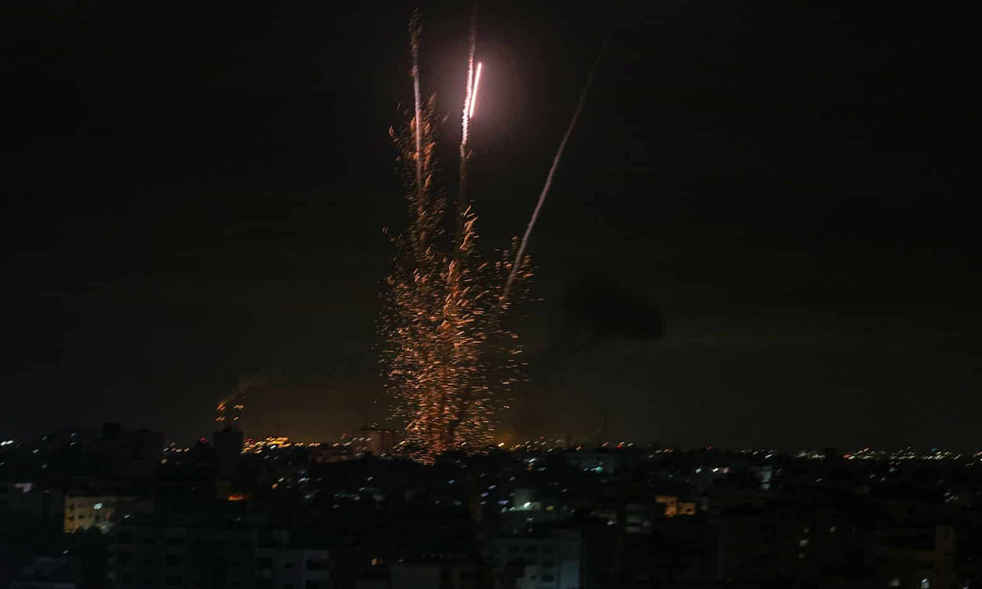Rocket phóng đi từ Dải Gaza nhằm vào Israel tối 13/5. Ảnh: AP Rocket phóng đi từ Dải Gaza nhằm vào Israel tối 13/5. Ảnh: AP