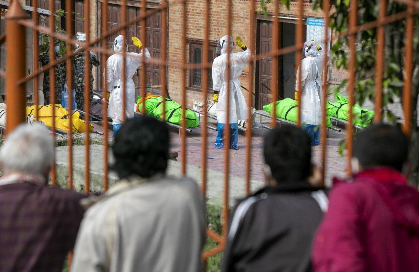 Con số này trái ngược hoàn toàn với tình hình cách đây một tháng, khi đất nước 31 triệu dân này chỉ ghi nhận khoảng 100 - 200 ca mới/ngày. Giờ đây, số ca nhiễm mới mỗi ngày đang dần tiệm cận con số 10.000.