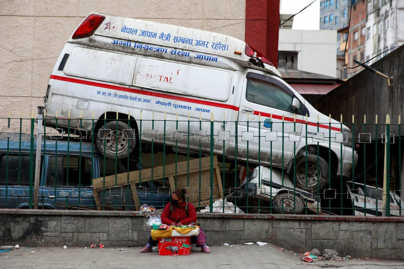 Từ ngày 6/5, tất cả các chuyến bay quốc tế đã tạm thời bị đình chỉ. Các quy tắc hạn chế tụ tập được áp dụng ở 46 trong số 77 tỉnh.