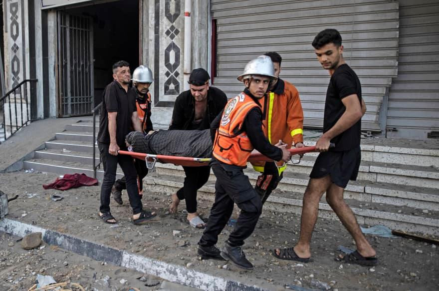 Nhưng ở Gaza - dải đất hẹp với hai triệu dân, sự phấn khích thường thấy trong lễ hội Eid al-Fitr năm nay đã bị thay thể bởi sự sợ hãi, đau buồn, tiếc thương khi có tới 119 người thiệt mạng, và 830 người khác bị thương vì hỏa lực từ Israel. Ảnh: AP