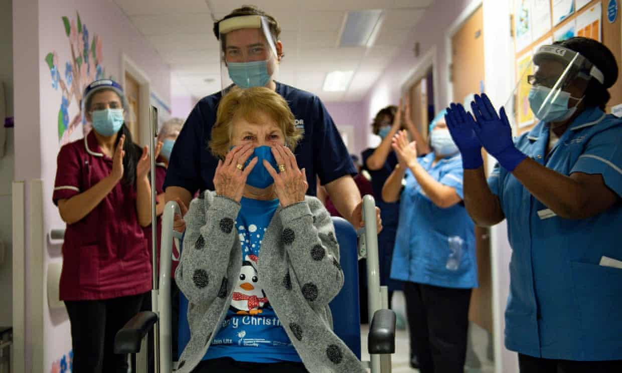 Bà Margaret Keenan là người đầu tiên trên thế giới được tiêm vắc xin ngừa COVID-19. Ông Shakespeare là người thứ hai. Ảnh: Reuters