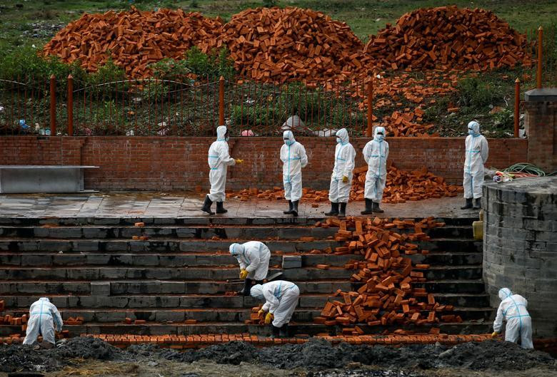 Vì chủ quan, người dân vẫn tiếp tục tham gia các cuộc tụ tập tôn giáo, thậm chí đến Ấn Độ để dự lễ hội Kumbh Mela – sự kiện siêu lây lan đã khiến Ấn Độ “vỡ trận”. Cựu Quốc vương Gyanendra Shah và Hoàng hậu Komal Shah của Nepal đã phải nhập viện vì mắc COVID-19 sau khi dự lễ Kumbh Mela ở nước láng giềng.