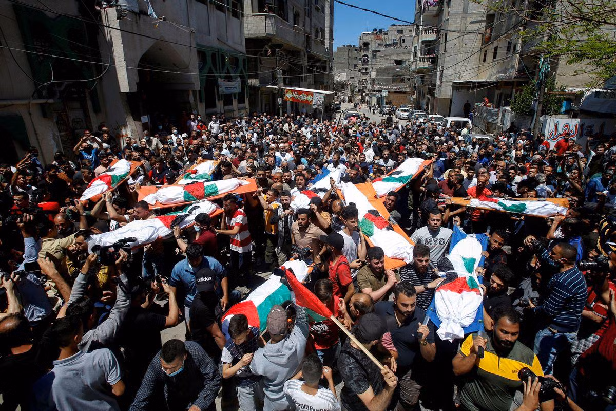Tang lễ các nạn nhân người Palestine ở Dải Gaza ngày 15/5. Ảnh: Reuters Tang lễ các nạn nhân người Palestine ở Dải Gaza ngày 15/5. Ảnh: Reuters