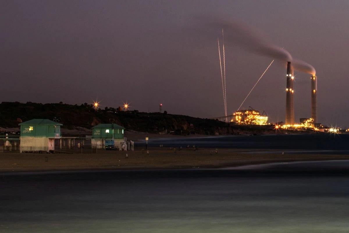 Rocket phóng từ Dải Gaza nhằm vào Israel tối 19/5. Ảnh: Reuters Rocket phóng từ Dải Gaza nhằm vào Israel tối 19/5. Ảnh: Reuters