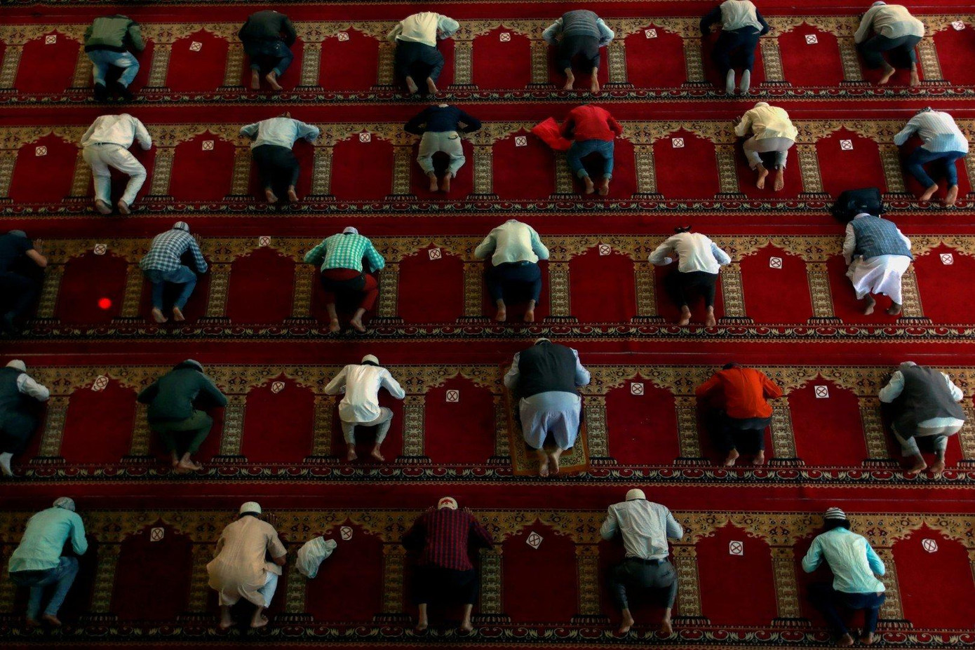 Tuy nhiên, thách thức lớn vẫn còn ở phía trước, khi có nhiều lễ hội đang đến gần. Lễ hội “Rato Macchidranath” sẽ diễn ra vào cuối tháng này gần Kathmandu. Ban tổ chức cho biết họ sẽ áp dụng các biện pháp giữ khoảng cách và bắt buộc người tham gia phải đeo khẩu trang.