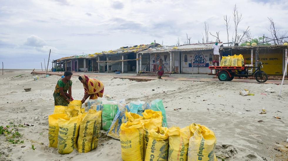 Người dân dùng bao cát để gia cố nhà cửa. Ảnh: Getty