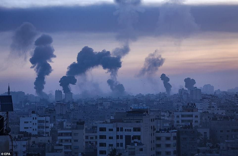 Khói bốc lên nghi ngút tại Dải Gaza sau khi khu vực này bị Israel không kích. Ảnh: EPA