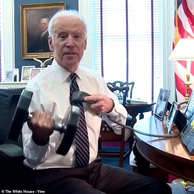 Ông Biden nâng tạ trong đoạn video hồi năm 2015.