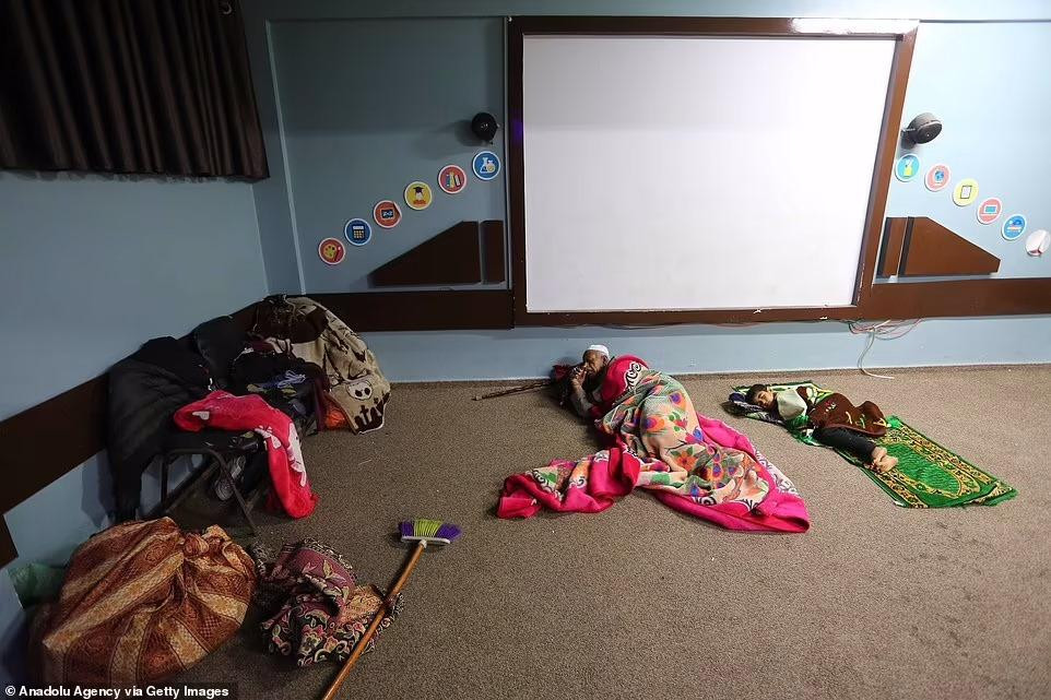 Một số khác đến trú ẩn tại các trường học do Liên Hợp Quốc điều hành. Ảnh: AA