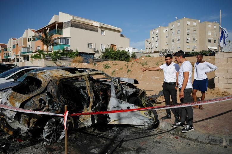 Một chiếc xe hơi ở Ashkelon (Israel) trúng rocket của Hamas. Ảnh: Reuters