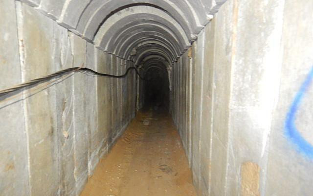 Hình ảnh minh họa: Ảnh chụp từ bên trong một đường hầm tấn công của Hamas mà quân đội Israel đã phá hủy trong cuộc không kích vào ngày 29/5/2018. Quân đội cho biết đường hầm này kéo qua Ai Cập và đi sâu thêm 900 m vào lãnh thổ Israel. Ảnh: Times of Israel