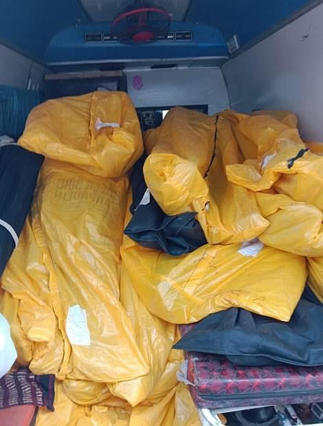 Các thi thể chất đống trên xe cấp cứu. Ảnh: Daily Mail