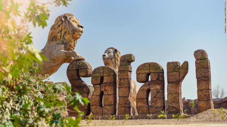 Cổng vào công viên Etawah Safari. Ảnh: CNN