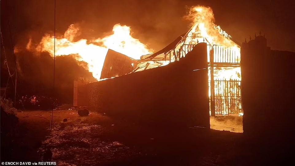 Nhiều ngôi nhà cháy rụi vì dung nham. Ảnh: Reuters